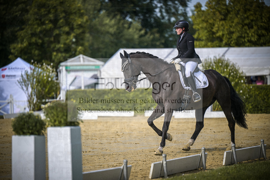 DOS_7940 | Entdecke hochwertige Reitturnierfotos von Foto Oger. Professionell, emotional und authentisch – jetzt Lieblingsmomente im Shop bestellen.Deutschlandweite Turnierfotografie. - Realisiert mit Pictrs.com