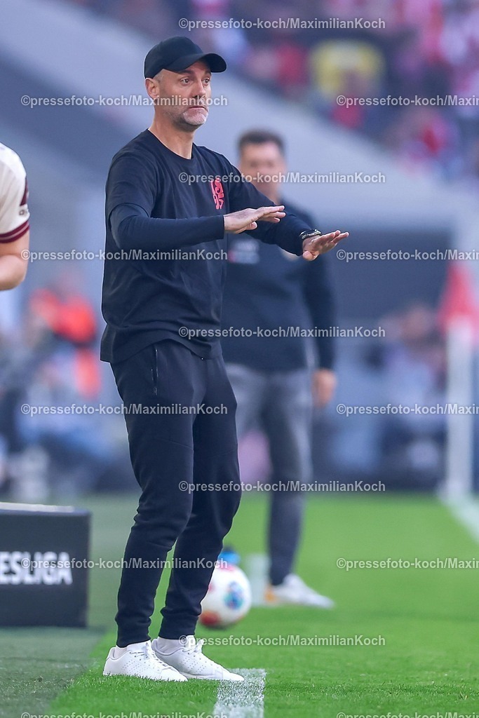 F9524042601022 | 24.04.2026, Fußball, Fortuna Düsseldorf - SC Dynamo Dresden, 2. Fußball Bundesliga, Herren, Merkur Spiel-Arena, 31. Spieltag, Saison 2025 2026: Cheftrainer Alexander Ende (Fortuna Düsseldorf) gestikulierend am Spielfeldrand   DFB regulations prohibit any use of photographs as image sequences and or quasi-video.