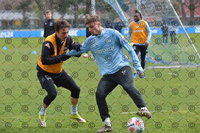 RGE_8831 | Hertha BSC, 2.Bundesliga, Herren, Training, Saison 2025/26,  von li. Michal Karbownik ( Hertha BSC ), Michael Cuisance ),  Dienstag, 31.03. 2026,   Fotograf: Ralf Gebhardt - Realisiert mit Pictrs.com