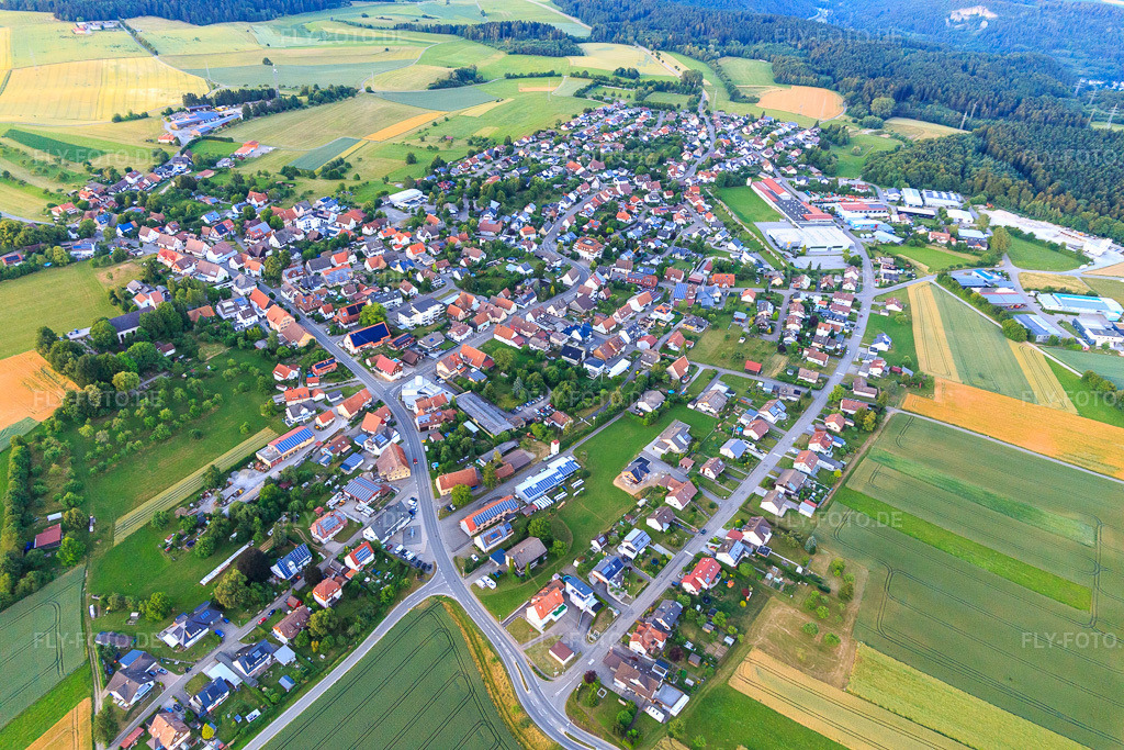 Luftbild: Dorfübersicht aus Westen im Ortsteil Hochmössingen in Oberndorf im Bundesland Baden-Württemberg in Deutschland. Foto: IMG_149120.jpg vom 28.06.2025 durch Werner Riehm/FLY-FOTO.de
