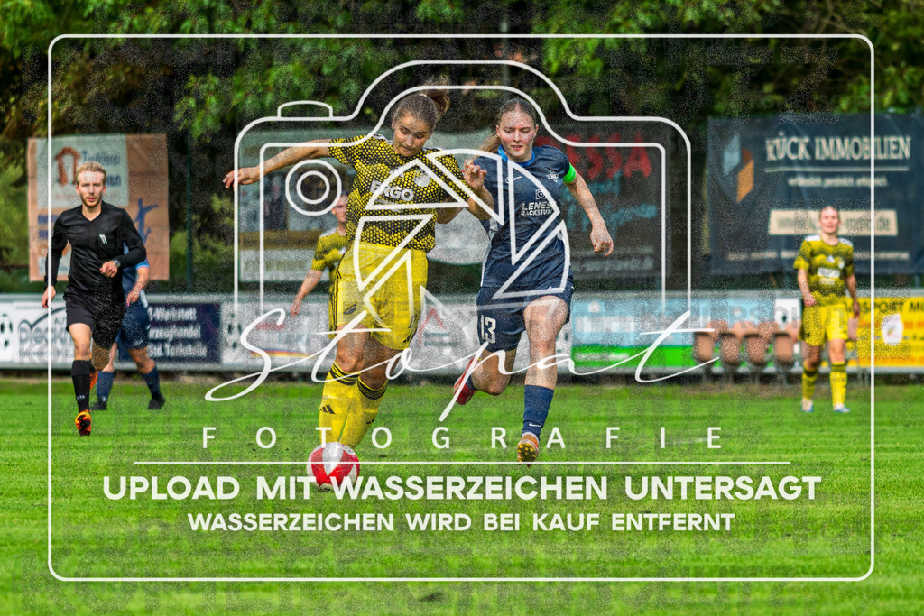 Kreisliga Frauen OHZ/VER - TSV St. Neu Jürgen vs. SG Fulde | Myroslava Taran (SG Fulde #11), Carolin Feldmann (TSV Neu St. Jürgen #13); Kreisliga Frauen OHZ/VER - TSV St. Neu Jürgen vs. SG Fulde am 12.09.26 in Sportplatz Eiche, Worpswede - Realisiert mit Pictrs.com