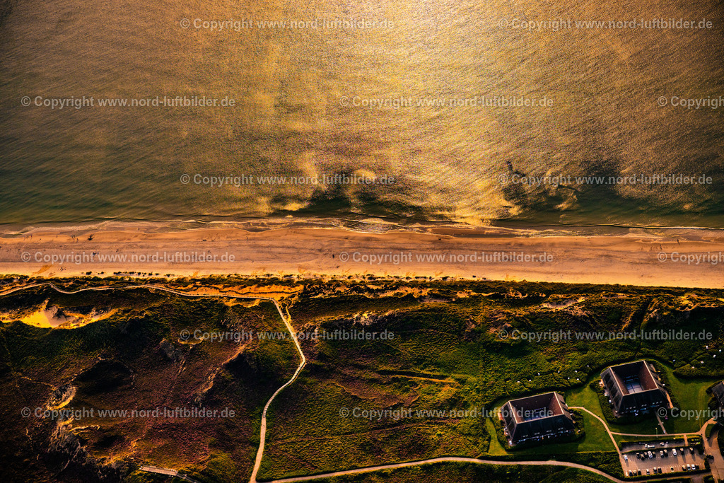 Sylt_Kampen_Rotes_Kliff_Sonnenuntergang_ELS_1221130825 | KAMPEN (SYLT) 13.08.2025 Küsten- Landschaft an der Steilküste Rotes Kliff mit dem Hotel Rungholt in Kampen (Sylt) im Bundesland Schleswig-Holstein, Deutschland. // Coastal landscape on the steep coast of Rotes Kliff with the Hotel Rungholt in Kampen (Sylt) in the state Schleswig-Holstein, Germany. Foto: Martin Elsen