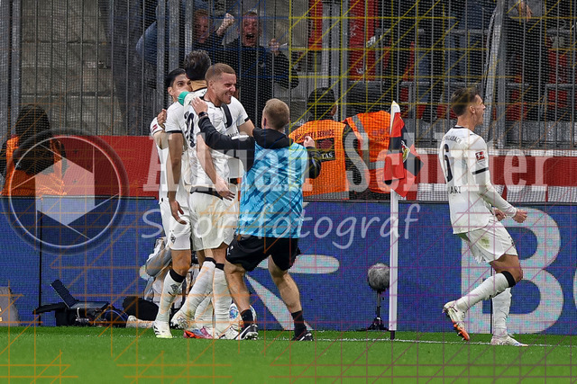 Bayer 04 Leverkusen vs Borussia Mönchengladbach - Bundesliga  | Leverkusen, Deutschland, 21.09.25:   Haris Tabakovic (Borussia Mönchengladbach) Torjubel, jubelt mit seiner Mannschaft nach dem Treffer zum 1:1 waehrend des Spiels der Bundesliga zwischen  Bayer 04 Leverkusen vs Borussia Mönchengladbach in der BayArena(Foto von Brauer-Fotoagentur / Adrian Schlueter)