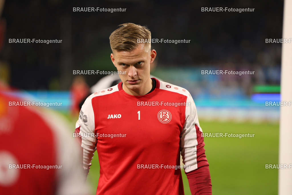 MSV Duisburg - Rot-Weiss Essen  | Duisburg, Deutschland, 26.10.2025 Jakob Golz  (Rot-Weiss Essen) schaut  während des 3.Liga Spiels zwischen MSV Duisburg und Rot-Weiss Essen in der Schauinsland-Reisen-Arena am 26.10.2025 in Duisburg (Foto von Timo Bluhmki-Schmidt/ Brauer Fotoagentur