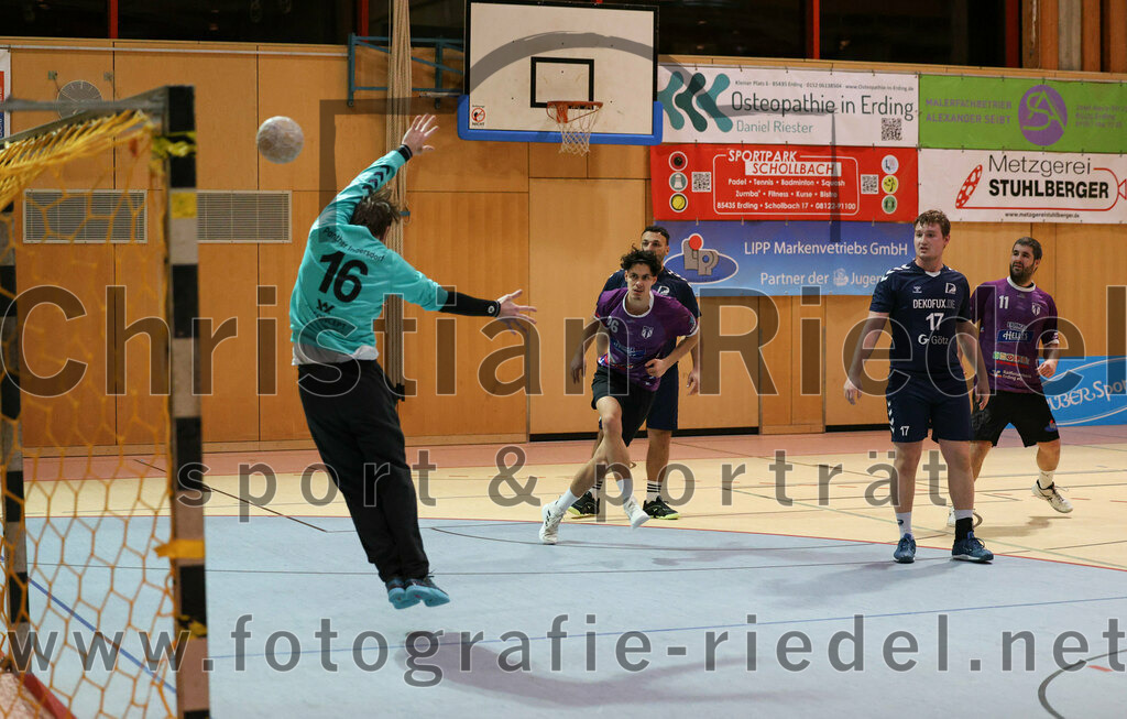 2023-12-09_085_SpVgg_Altenerding_gegen_TSV_Indersdorf | Erding, Deutschland, 09.12.2023:
Handball, Bezirksoberliga Männer 2023 / 2024, 10. Spieltag, SpVgg Altenerding gegen TSV Indersdorf, Endergebnis: 42:25

Daniel Kiss (TSV Indersdorf, #16), Luis Leitner (SpVgg Altenerding, #26), Aymen Balegh (TSV Indersdorf, #15), Andreas Reuther (TSV Indersdorf, #17)

Foto: Christian Riedel / fotografie-riedel.net
