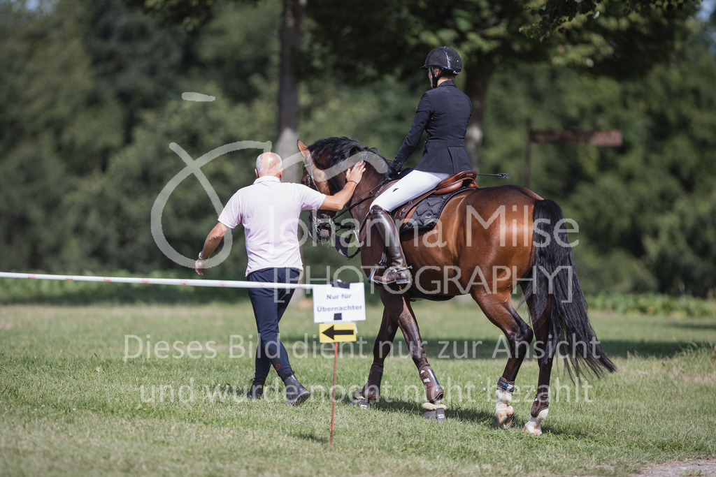 220728_BHO_RegioTour_A-Spr_Reiter-200 | Deine schönsten Turniermomente als professionelle Fotos! Entdecke hochwertige Pferdesport-Fotografie im Online-Shop. Jetzt Fotos finden & bestellen!