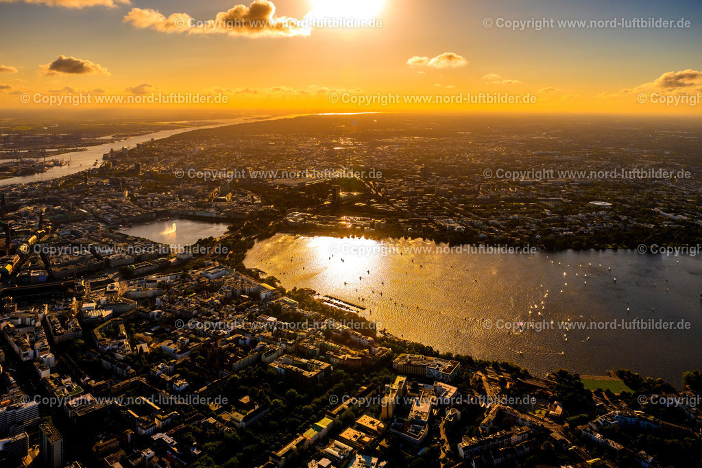 Hamburg_Alster_Im_Sonnenuntergang_ELS_2712090823 | HAMBURG 09.08.2023 Uferbereichs- Landschaft am Gebiet der Seenkette Außenalster - Binnenalster mit Blick auf die Lombardsbrücke - Kennedybrücke in Hamburg, Deutschland. // Waterfront landscape on the lake Aussenalster - Binnenalster in Hamburg, Germany. Foto: Martin Elsen