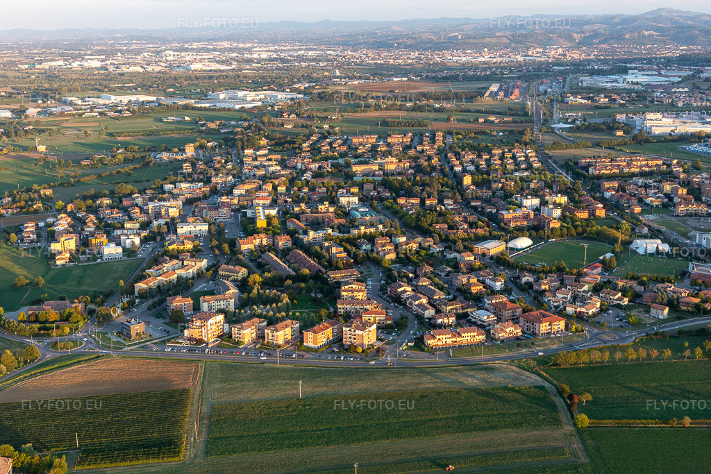 Vue aérienne: Vue de la ville à Casalgrande dans le département Reggio Emilia, Italie – .Photo: IMG_134765.jpg prise le 19/09/2022 par Werner Riehm/FLY-FOTO.eu – Résolution de l'original: 5472 x 3648 px