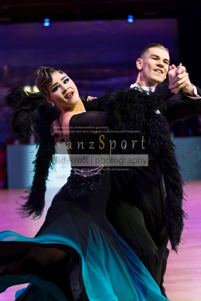 20241215_WDSF_Int_Open_Std-Riga-8906 | Tanzsportbilder, Standardtanz, Lateintanz, WDSF, DTV, LTVB, dancecomp, goc, hessen tanzt, blaues band der spree, walzer, tango, wiener walzer, slowfox, quickstepp, samba, rumba, cha-cha-cha, paso doble. jive, hd-kroft photography, turniertanzsport