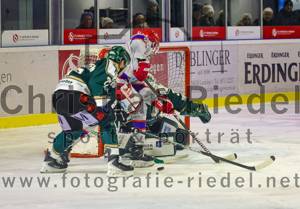 2025-11-30_057_TSV_Erding_gegen_EC_Peiting | Erding, Deutschland, 30.11.2025:Eishockey, Oberliga Süd 2025 / 2026, 22. Spieltag, TSV Erding gegen EC Peiting, Endergebnis: 5:1Mark Waldhausen (Erding Gladiators, #27), Torwart Leon Meder (Erding Gladiators, #39)Foto: Christian Riedel / fotografie-riedel.net