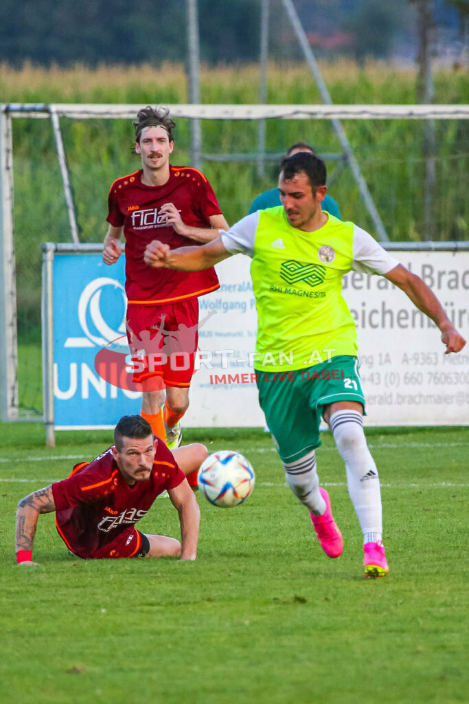 ASKÖ Wölfnitz - WSG Radenthein 2-2, Unterliga West | Günther Hubmann (ASKÖ Wölfnitz #8) Miljan Urosevic (WSG Radenthein #21) Michael Kolbitsch (ASKÖ Wölfnitz #7)  ASKÖ Wölfnitz - WSG Radenthein 2-2 am 20.08.2023 in Wölfnitz
(Sportplatz), Austria, (Photo by Ernst Krawagner sport-fan.at) - Realisiert mit Pictrs.com