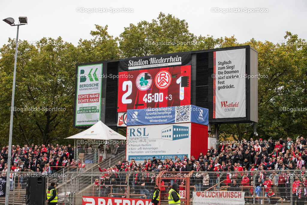 Anzeigetafel zur Pause | 11.10.2025, Fußball, Niederrheinpokal, Rot-Weiß Oberhausen - Rot-Weiss Essen: Zur Pause zeigt die Anzeigetafel eine 2:1 Führung für den RWO. Darunter die Fans von Rot-Weiss Essen - Realisiert mit Pictrs.com