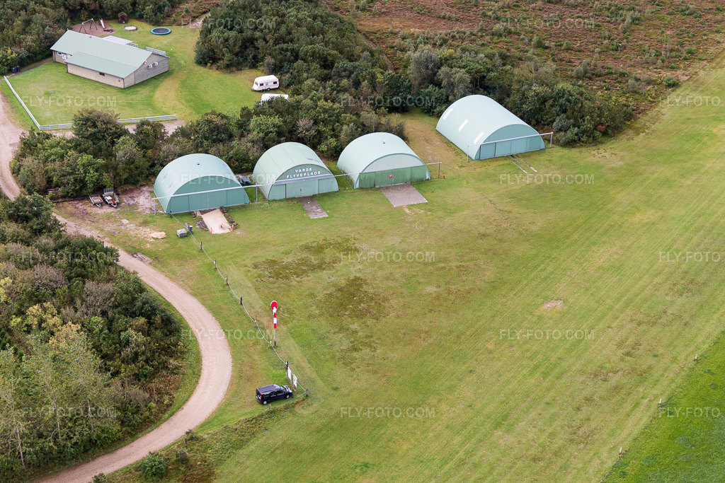Aerial view: Hangar facilities and aircraft hangars for aircraft maintenance of the Varde Flyveplads in Varde in the state South Denmark, Denmark. – Photo: IMG_103506.jpg taken on 09/16/2017 by Werner Riehm/FLY-FOTO.com – Resolution of the original: 5472 x 3648 px – Varde Flyveplads • Flyt.club