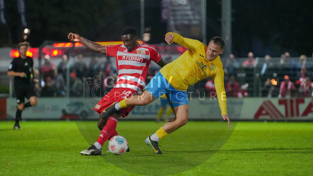 Fußball, Herren, Saison 2025/2026, Testspiel, Freundschaftsspiel, FSV 63 Luckenwalde vs. 1.FC Union Berlin, Mittwoch 08.10.2025, Werner-Seelenbinder-Stadion Luckenwalde, | Fußball, Herren, Saison 2025/2026, Testspiel, Freundschaftsspiel, FSV 63 Luckenwalde vs. 1.FC Union Berlin, Mittwoch 08.10.2025, Werner-Seelenbinder-Stadion Luckenwalde, Im Bild: Stanley Nsoki (l. Union) und Lucas Will (r. Luckenwalde) - Realisiert mit Pictrs.com