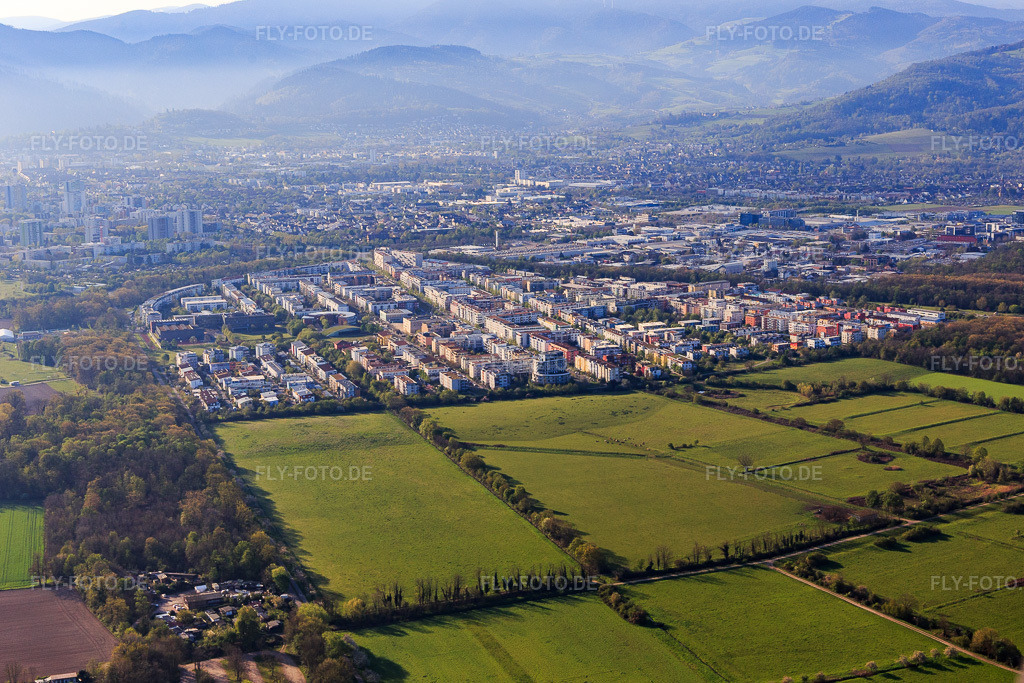 Luftbild: Stadtteilansicht am Naturschutzgebiet Rieselfeld von Nordwesten im Ortsteil Rieselfeld in Freiburg im Bundesland Baden-Württemberg in Deutschland. Foto: IMG_126706.jpg vom 25.04.2021 durch Werner Riehm/FLY-FOTO.deRieselfeld - www.freiburg.de - Planen und Bauen /Stadtplanung/Jüngere Stadtteile und Quartiere/Rieselfeld