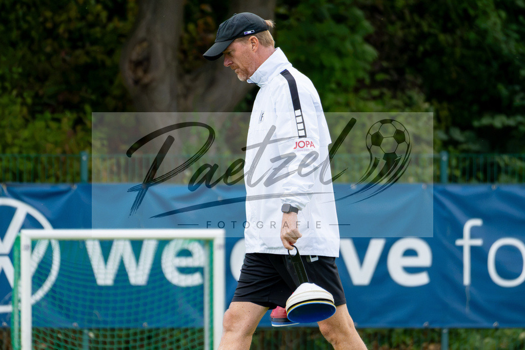 20260909_TRAOSN_0743 | Fußball, Herren: Trainer Timo Schultz (VfL Osnabrück) schaut beim Training des VfL Osnabrück am 09.09.2026 im Sportpark Illoshöhe in Osnabrück, Deutschland.(Foto von Nico Paetzel) - Realisiert mit Pictrs.com