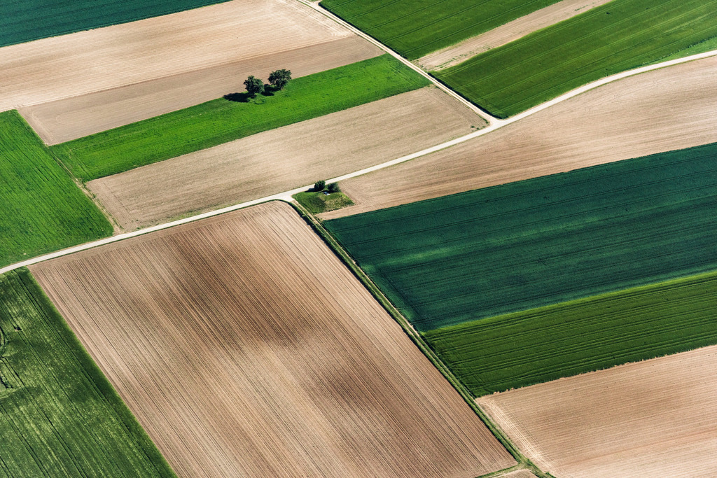dr__0017864.jpg | RENNERTSHOFEN 01.06.2017 Gepflügter Acker und Wiese in Rennertshofen im Bundesland Bayern, Deutschland. // Plowed field and Wiese in Rennertshofen in the state Bavaria, Germany. Foto: Daniel Reiter