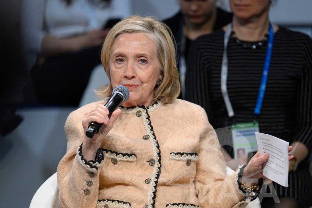 _DWA0238 | Die US-Politikerin Hillary Clinton auf der Veranstaltung Girls Just Want to Have Fundamental Rights: Fighting the Global Pushback im Rahmen der Münchner Sicherheitskonferenz 2026. München, 14.02.2026 Bayern Deutschland - Realized with Pictrs.com