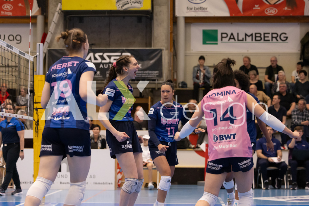 Volleyball I Frauen I Saison 2025-2026 I Volleyball NLA | Women I 1/2 Finals I  VC Kanti Schaffhausen - Sm'Aesch Pfeffingen I 07.03.2026 | Sm'Aesch Pfeffingen Spielerinnenkreis - Realisiert mit Pictrs.com