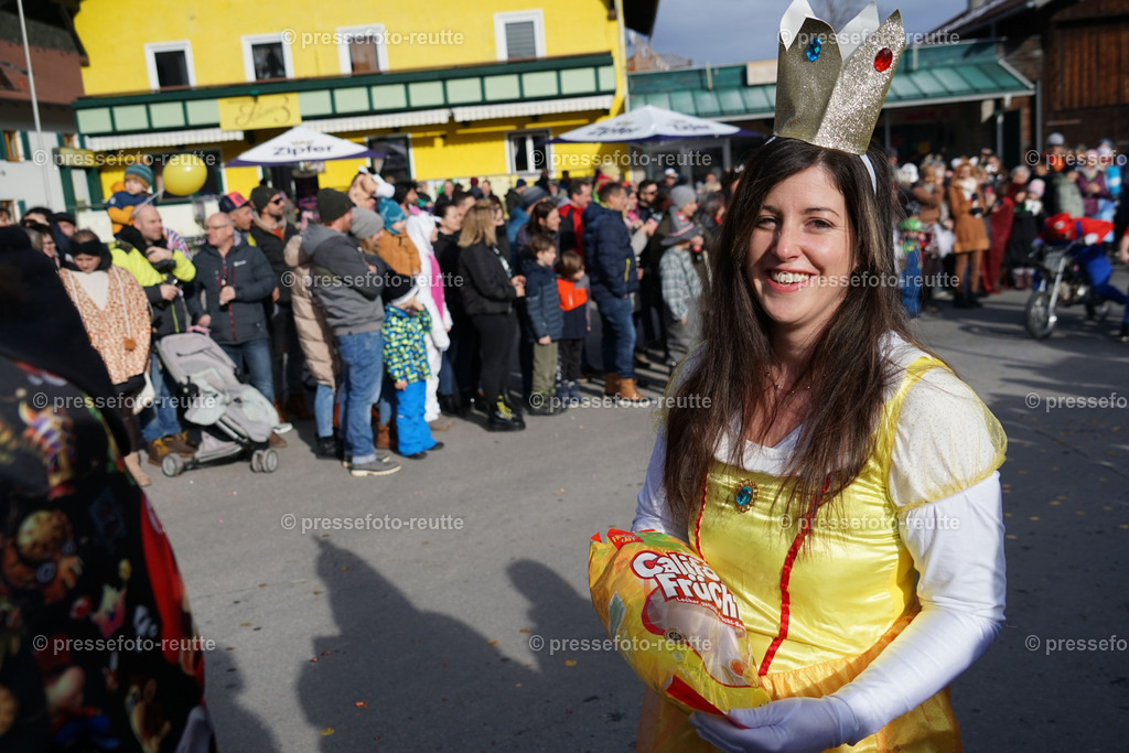 news-2023-Feb11-Fasching-Weissenbach-DSC01747 | Info aus dem Bezirk Reutte/Ausserfern Tirol sowie eine umfangreiche Bilddatenbank über die gesamte Region: Lechtal, Talkessel Reutte, Tannheimertal, Zwischentoren. Lech, Plansee, Zugspitze, Grenztunnel, B179, Fernpassstraße, Verkehr, Lawinen, Tradition, - Realisiert mit Pictrs.com