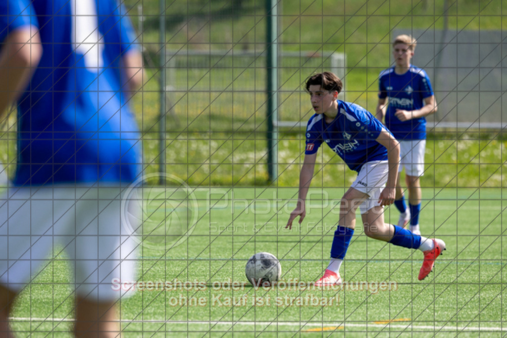 20250503_154308_0662 | #, 1.FC Eislingen (hellblau) vs. SGM TSG Zell-Hattenhofen-Holzmaden (dunkelblau), Jugend-Fussball, C-Junioren Landesstaffel Mitte, 18. Spieltag, Saison 20242025, Kunstrasenplatz, Haldenstraße 45, 73054 Eislingen, 03.05.2025 - 1500 Uhr,Foto: PhotoPeet-Sportfotografie/Peter Harich
