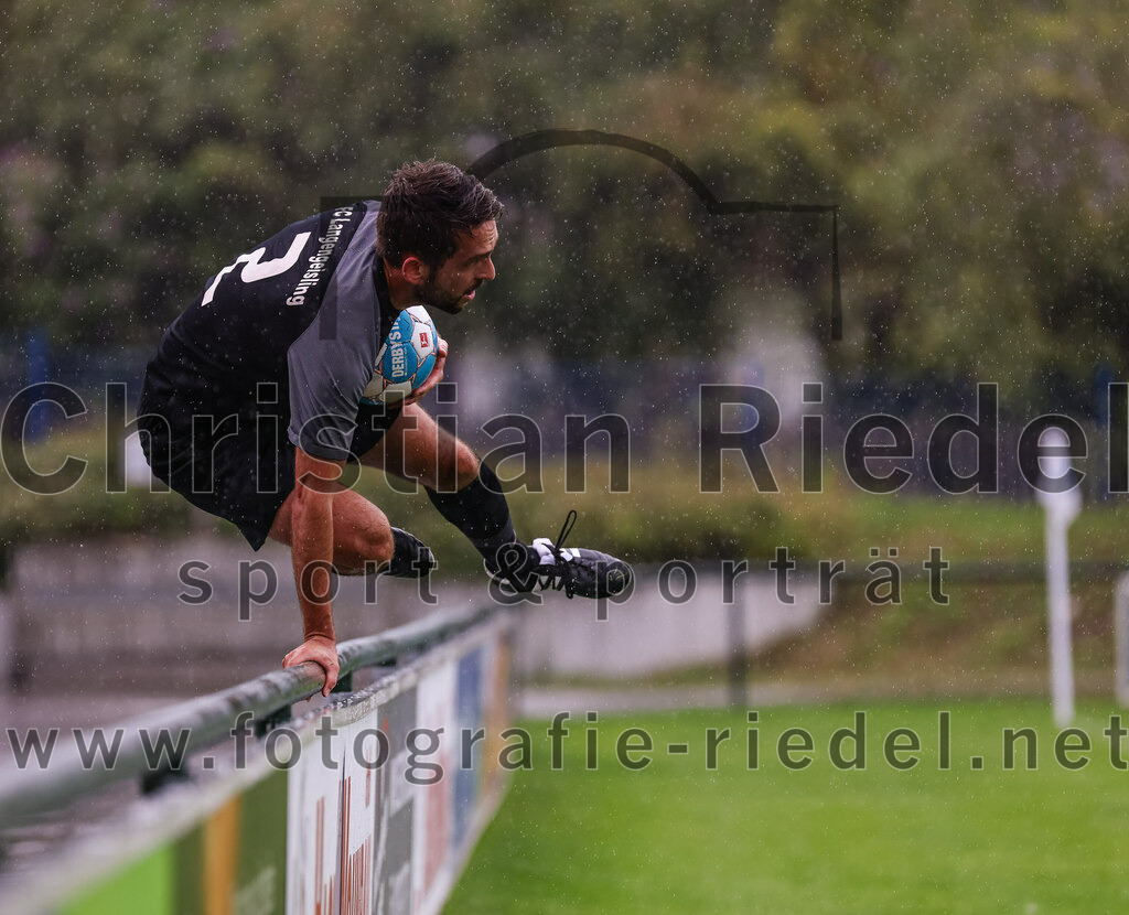 2023-08-05_060_FC_Langengeisling_gegen_SVN_Muenchen | Erding, Deutschland, 05.08.2023:
Fußball, Bezirksliga Oberbayern Ost 2023 / 2024, 2. Spieltag, FC Langengeisling gegen SVN München, Endergebnis: 1:3

Lucas Seeholzer (FC Langengeisling, #2)

Foto: Christian Riedel / fotografie-riedel.net