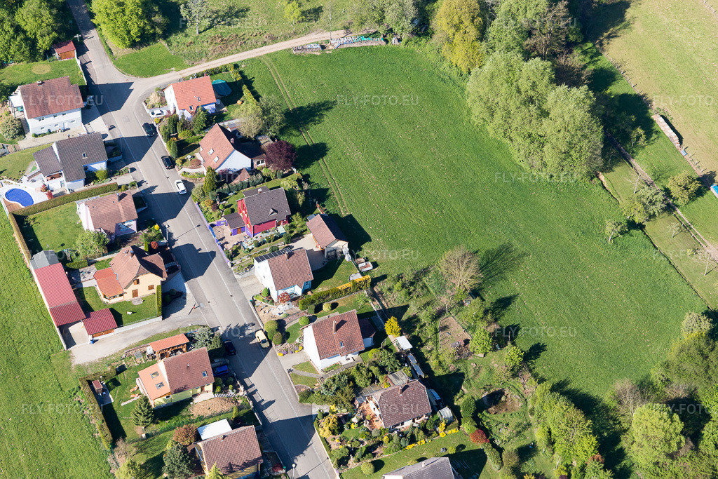 Vue aérienne: Vue de la ville à Uttenhoffen dans le département Bas Rhin, France. Photo: IMG_099428.jpg prise le 30/04/2017 par Werner Riehm/FLY-FOTO.euRésolution de l'original: 5472 x 3648 px