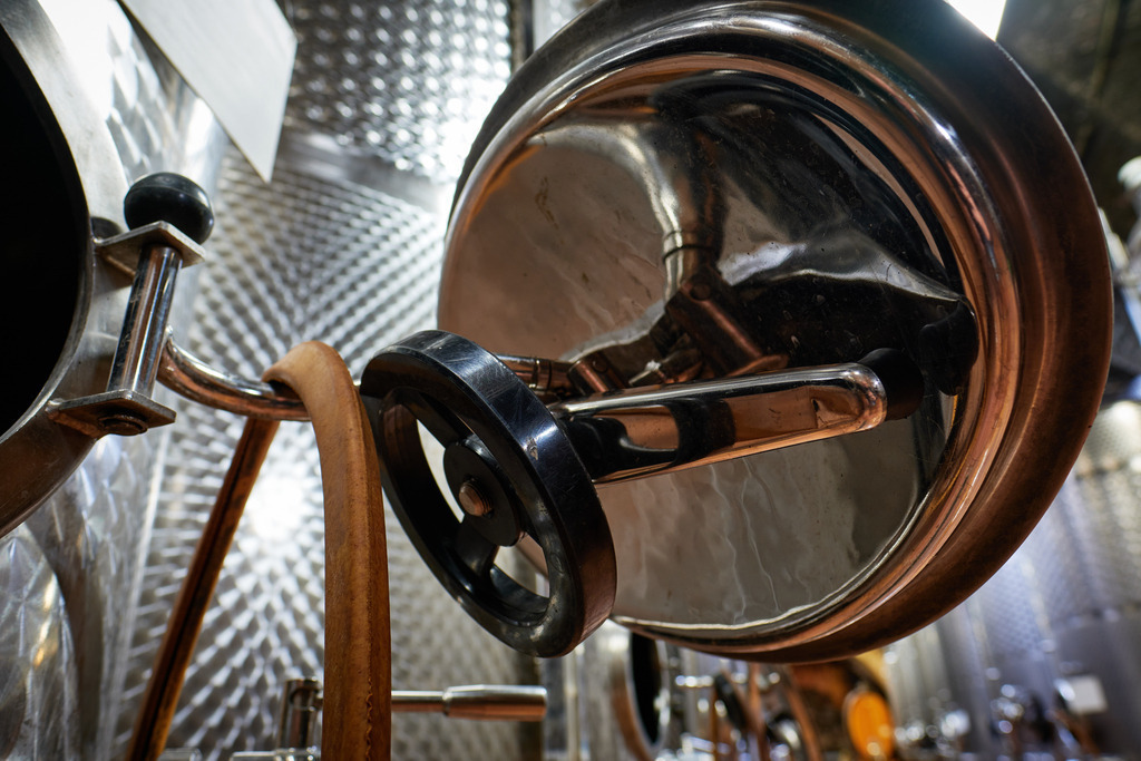 Stift Klosterneuburg | Niederösterreich, Austria - August 31, 2021; Stift Klosterneuburg, moderne Edelstahltanks im Weinkeller. - Realisiert mit Pictrs.com