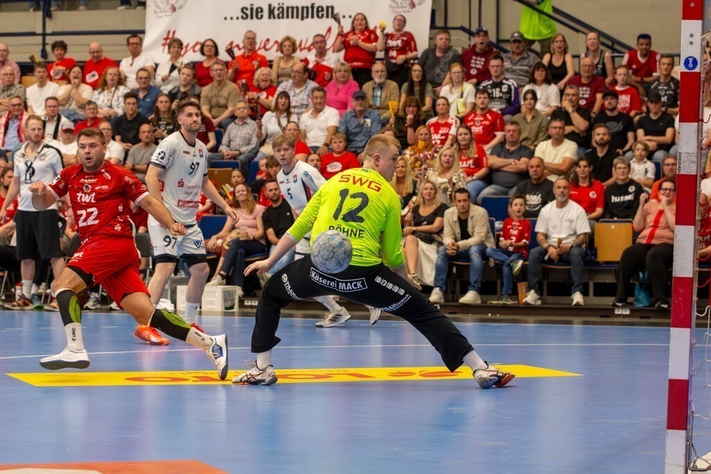 2. HBL (Handball-Bundesliga), 34. Spieltag: Eulen Ludwigshafen gegen TV 05/07 Hüttenberg***Dieser Wurf von Kian Schwarzer (22, Ludwigshafen) landet am Pfosten | 2. HBL (Handball-Bundesliga), 34. Spieltag: Eulen Ludwigshafen gegen TV 05/07 Hüttenberg***Dieser Wurf von Kian Schwarzer (22, Ludwigshafen) landet am Pfosten - Realisiert mit Pictrs.com