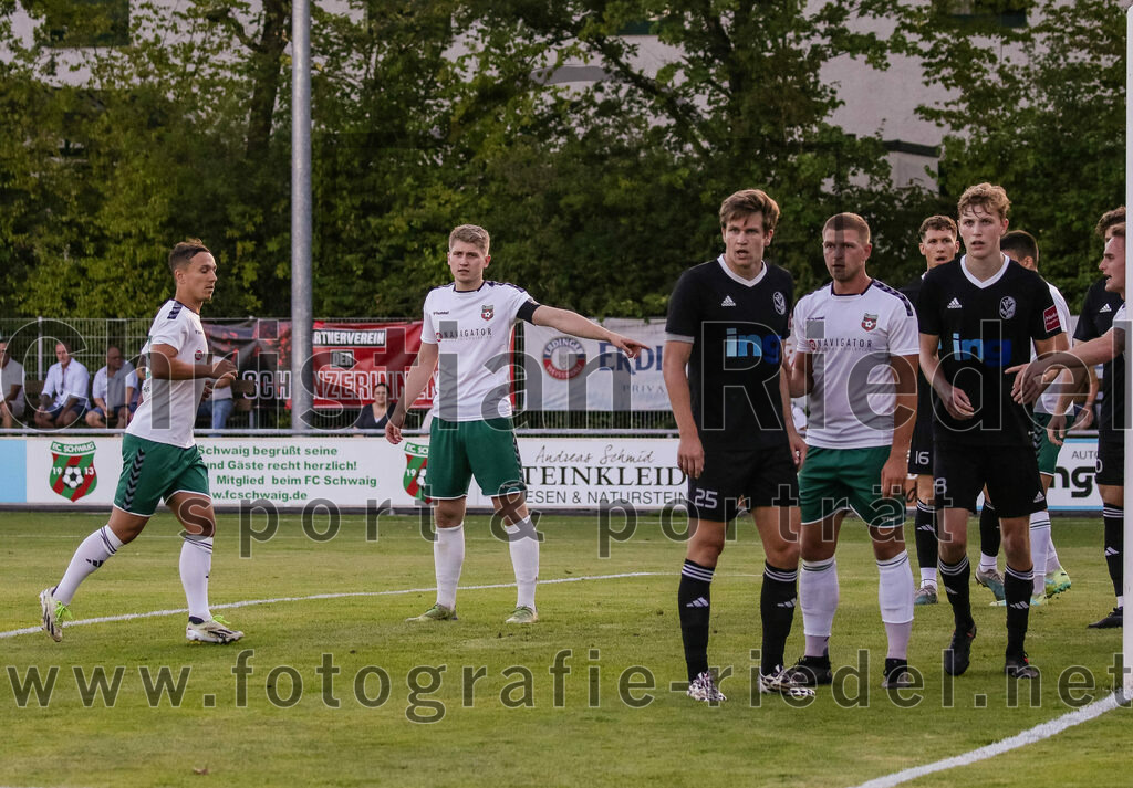 2023-08-18_018_FC_Schwaig_gegen_TSV_Kastl | Oberding, Deutschland, 18.08.2023:
Fußball, Landesliga Südost 2023 / 2024, 7. Spieltag, FC Schwaig gegen TSV Kastl, Endergebnis: 2:2

Maximilian Hellinger (FC Schwaig, #23), Tobias Jell (FC Schwaig, #2), Michael Renner (TSV Kastl, #25), Nils Wölken (FC Schwaig, #8), Marco Unterholzner (TSV Kastl, #18)

Foto: Christian Riedel / fotografie-riedel.net