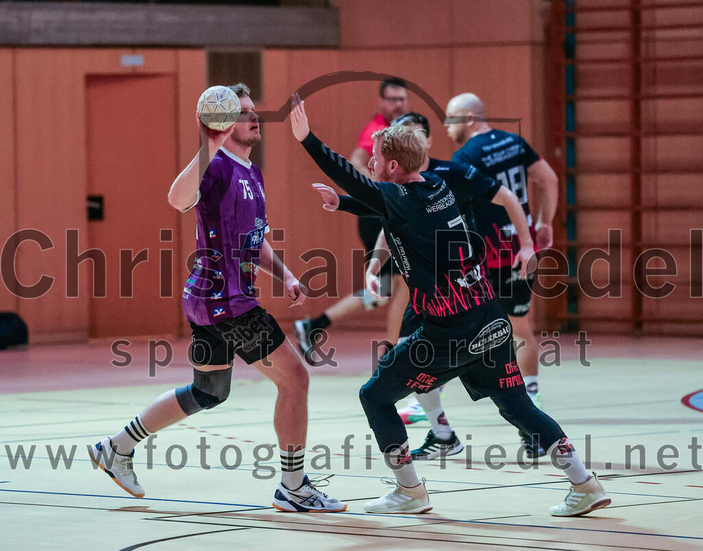 2023-11-26_043_SpVgg_Altenerding_gegen_TSV_1861_Mainburg | Erding, Deutschland, 26.11.2023:
Handball, Bezirksoberliga Männer 2023 / 2024, 9. Spieltag, SpVgg Altenerding gegen TSV 1861 Mainburg, Endergebnis: 34:20

Ferdinand Menzel (SpVgg Altenerding, #75), Christoph Würfl (TSV 1861 Mainburg, #7)

Foto: Christian Riedel / fotografie-riedel.net