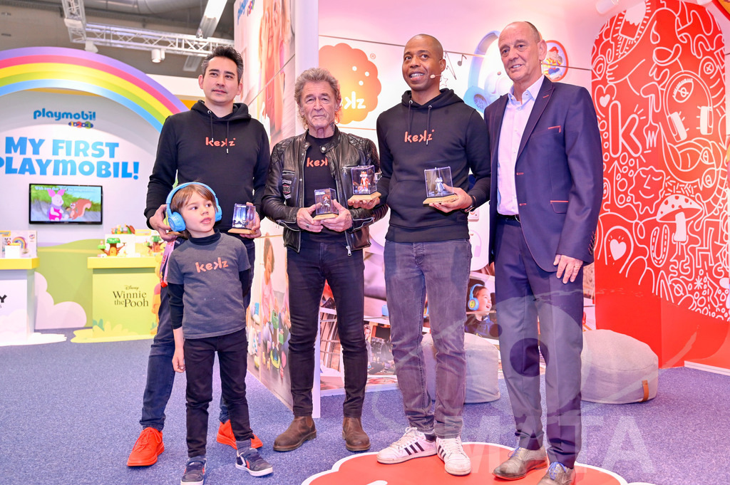_DWA7179 | Adin Mumma, Peter Maffay , Carl Simon Taylor und....  bei Presse Konferenz auf der Stand Play Mobil bei der Spielwarenmesse in Messe Nürnberg. Nürnberg, 31.01.2023 - Realisiert mit Pictrs.com
