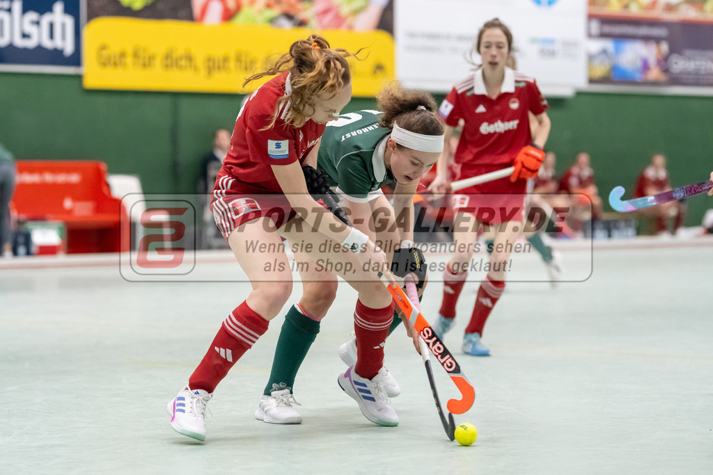 SFE_20241201_0039 | Köln, Deutschland, 01.12.2024:  Hockey 1. Bundesliga Damen Rot-Weiss Köln - HTC Uhlenhorst im KTHC Stadion Rot-Weiss Köln Tennis and Hockey Club am 01.12.2024 in Köln, Deutschland. (Foto von Stephan Fehrmann)Köln, Germany, 01.12.2024: Hockey 1. Bundesliga Damen Rot-Weiss Köln - HTC Uhlenhorst in KTHC Stadion Rot-Weiss Köln Tennis and Hockey Club at 01.12.2024 in Köln, Deutschland. (Foto from Stephan Fehrmann)