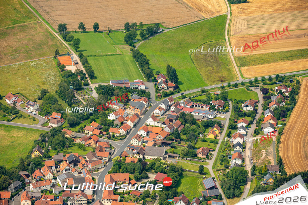 Das Luftbild zeigt :  Ermershausen - Die Luftaufnahme wurde 2024 vom UL-Flugzeug aus erstellt ( keine Drohne ) - Hochauflösende Luftaufnahme - Für grossformatige Ausdrucke geeignet. Die Geschenkidee !Mit Lizenz und Bildrechte bestellbar