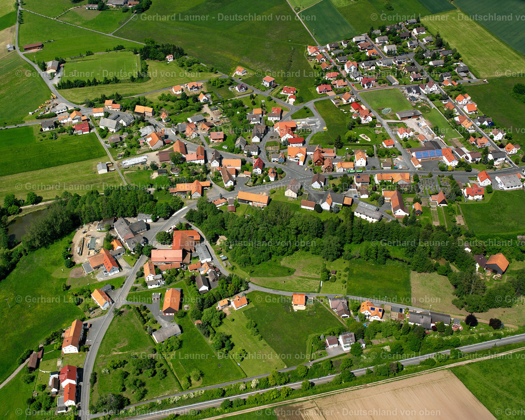 2615788 | HEBLOS 09.06.2006 Wohngebiet einer Einfamilienhaus- Siedlung  in Heblos im Bundesland Hessen, Deutschland // Single-family residential area of settlement  in Heblos in the state Hesse, Germany Foto: Gerhard Launer