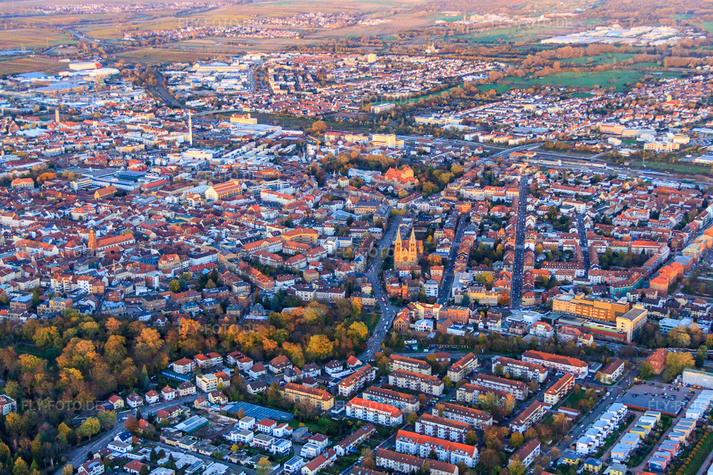 Luftbild: Stadtübersicht von Westen in Landau in der Pfalz im Bundesland Rheinland-Pfalz in Deutschland. Foto: IMG_60843.jpg vom 09.11.2013 durch Werner Riehm/FLY-FOTO.deAuflösung des Originals: 4752 x 3168 px