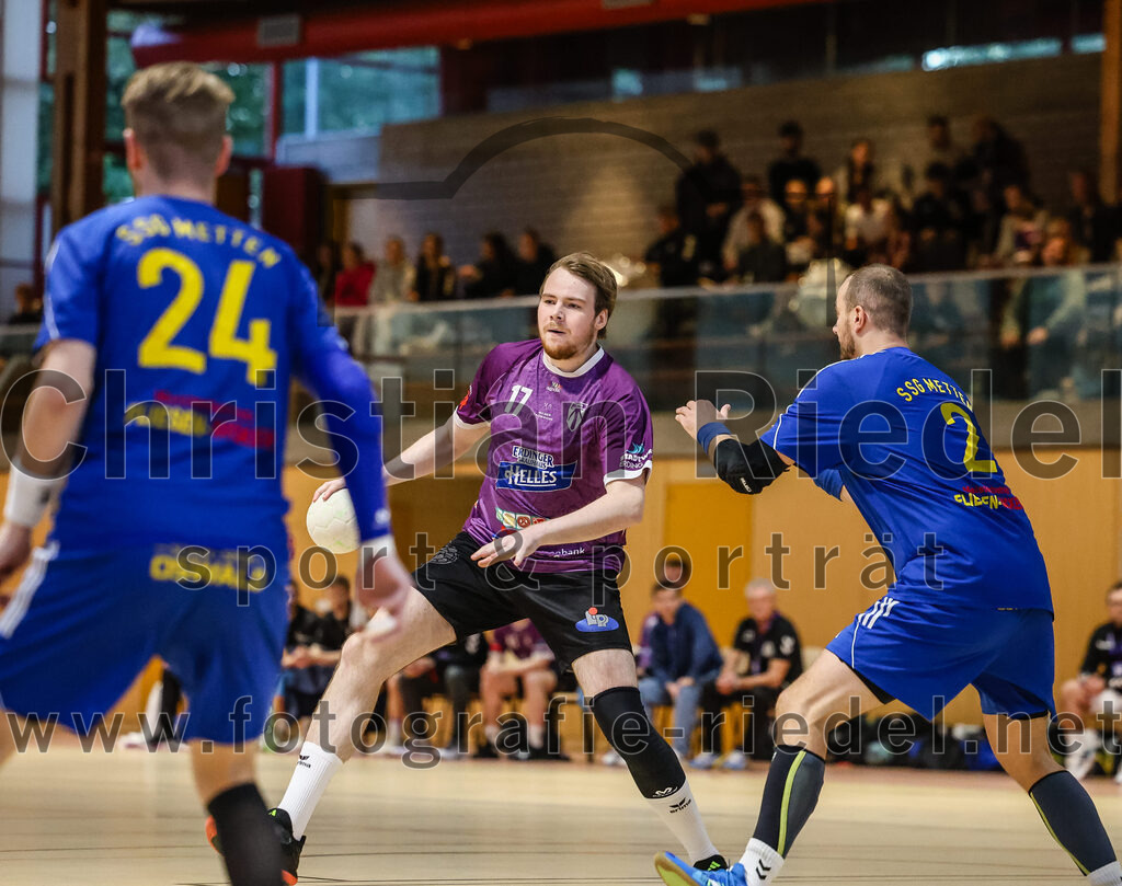 2024-10-13_014_SpVgg_Altenerding_gegen_SSG_Metten | Erding, Deutschland, 13.10.2024:Handball, Bezirksoberliga Männer 2024 / 2025, 4. Spieltag, SpVgg Altenerding gegen SSG Metten, Endergebnis: 40:22Matthias Elgeti (SSG Metten, #24), Niklas Fleps (SpVgg Altenerding, #17), Karel Kveton (SSG Metten, #2)Foto: Christian Riedel / fotografie-riedel.net