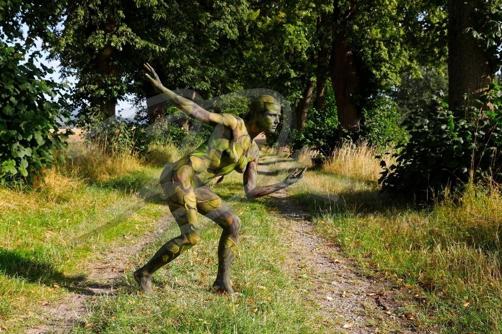 NatureArt-LINDENALLEE_3670b1 | Auf dem Sprung | #008 | Modell: Tatjana Heinz | Foto: Tschiponnique Skupin - Realisiert mit Pictrs.com
