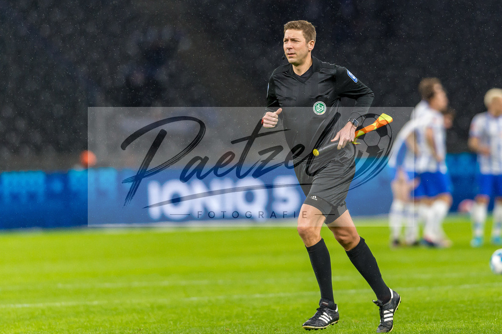 BSCRBL20220220_119 | Fussball, Herren: Schiedsrichterassistent Guido Kleve schaut bei dem Spiel der 1. Bundesliga zwischen Hertha BSC und RB Leipzig im Olypiastadion am 20.02.2022 in Berlin, Deutschland.DFB / DFL REGULATIONS PROHIBIT ANY USE OF PHOTOGRAPHS AS IMAGE SEQUENCES AND/OR QUASI-VIDEO. - Realisiert mit Pictrs.com