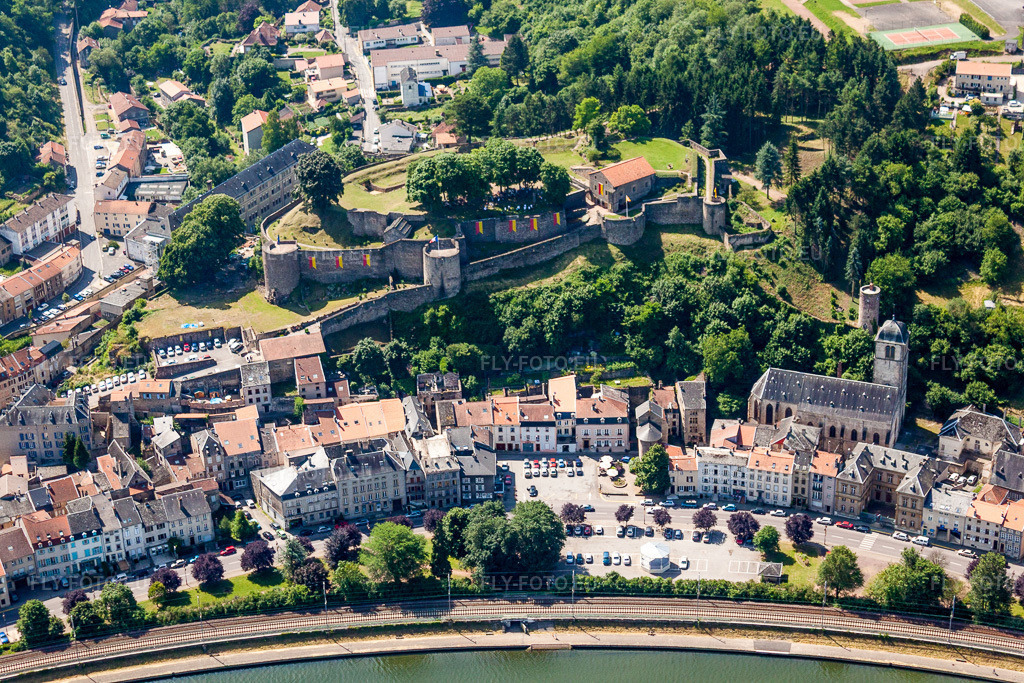 Vue aérienne: Centre du village avec les ruines de la forteresse de Sierck sur les rives de la Moselle à Sierck-les-Bains dans le département Moselle, France – .Photo: IMG_29623.jpg prise le 27/06/2010 par Werner Riehm/FLY-FOTO.eu – Résolution de l'original: 4752 x 3168 px