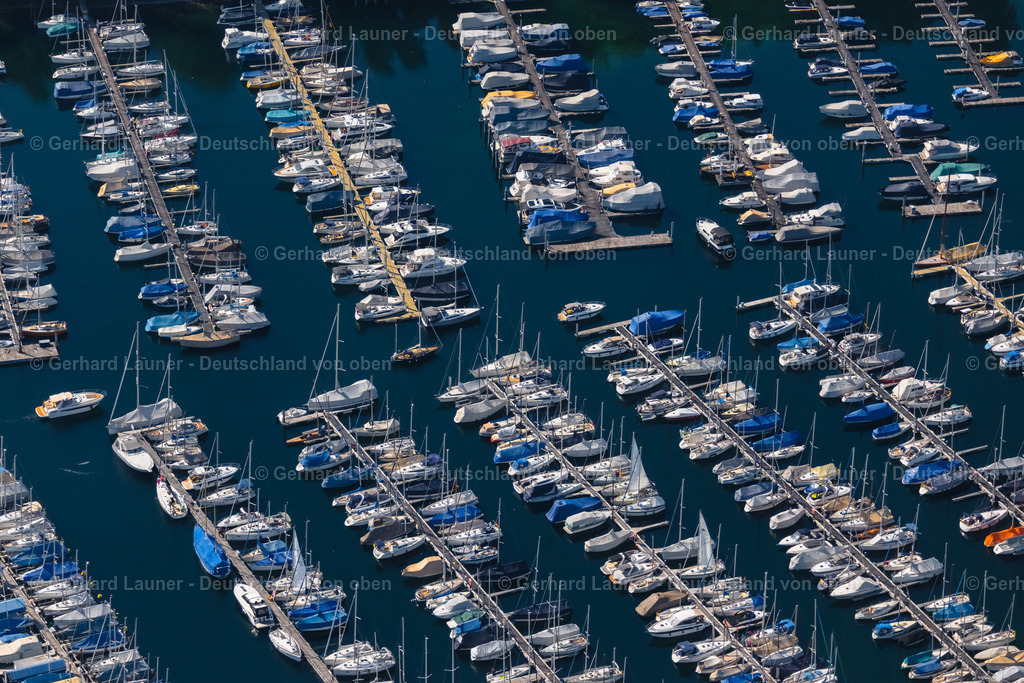 4027926 | KRESSBRONN AM BODENSEE 17.05.2020 Sportboot- Anlegestellen und Bootsliegeplätzen am Uferbereich des Bodensee im Ortsteil Schnaidt in Kressbronn am Bodensee im Bundesland Baden-Württemberg, Deutschland. Weiterführende Informationen bei: ULTRAMARIN Die Meichle + Mohr Marina. // Pleasure boat marina with docks and moorings on the shore area of Lake of Constance in the district Schnaidt in Kressbronn am Bodensee in the state Baden-Wuerttemberg, Germany. Further information at: ULTRAMARIN Die Meichle + Mohr Marina. Foto: Gerhard Launer