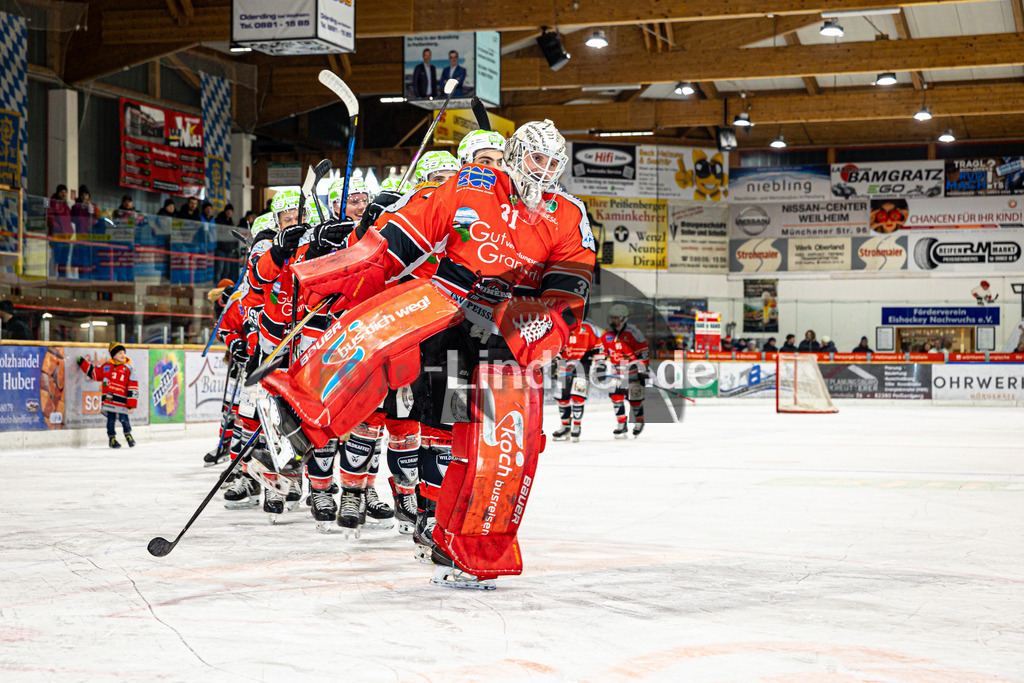 TSV Peißenberg MINERS gegen TSV Erding GLADIATORS | Eishockey Bayernliga Herren Vorrunde 2024/25, TSV Peißenberg MINERS gegen TSV Erding GLADIATORS, 20250119,Feiern mit den Fans nach Heimsieg,2025-01-19 in Peißenberg (Eisstadion Peißenberg)Korbinian SERTL (MINERS Goali 31)Copyright: WolfgangxLindner foto-lindner.de