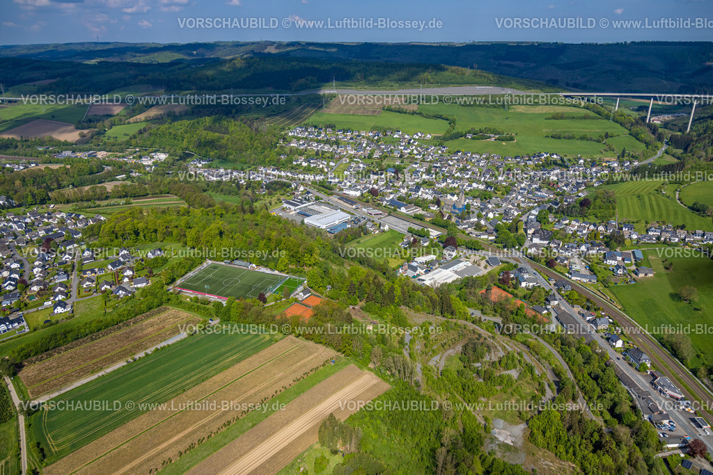 Bestwig240503009 | Luftbild, Wohngebiet Ortsansicht Ortsteil Nuttlar mit Autobahn A46 Talbrücke Nuttlar, Bergkette im Hintergrund, Sportplatz und Tennisplätze Ostwig, Nuttlar, Bestwig, Sauerland, Nordrhein-Westfalen, Deutschland