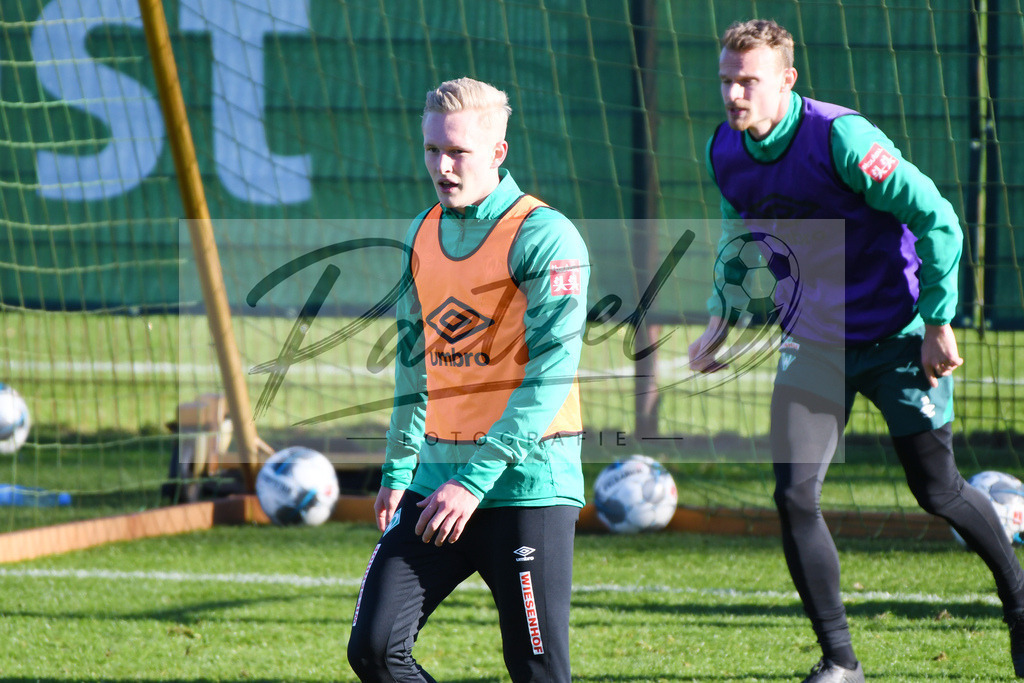 20200205_TRASVW_0079 | Fußball, Herren: Julian Rickmann (SV Werder Bremen II)&nbsp; schaut waehrend der Trainingseinheit des SV Werder Bremen im Wohninvest Weserstadion am 05.02.2020 in Bremen, Deutschland. - Realisiert mit Pictrs.com