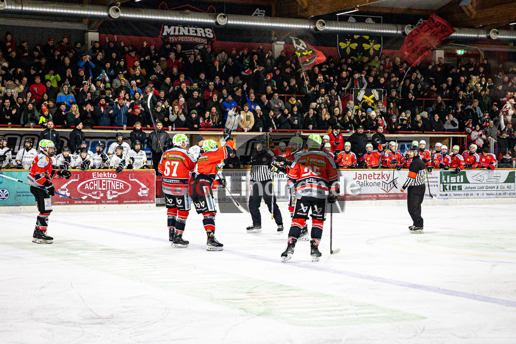TSV Peißenberg MINERS gegen EHC Königsbrunn PINGUINE | Eishockey Bayernliga Herren Playoffs Viertelfinale 2024/25 - Spiel 4 von 7, TSV Peißenberg MINERS gegen EHC Königsbrunn PINGUINE, 20250216,Tor MINERS, Zuschauer im Hintergrund, Jubel,2025-02-16 in Peißenberg (Eisstadion Peißenberg)Copyright: WolfgangxLindner foto-lindner.de