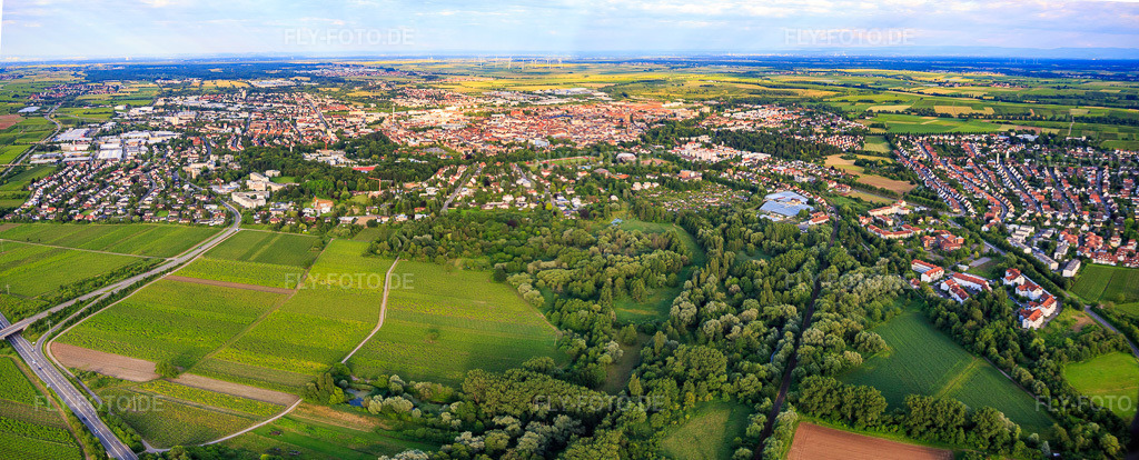 Luftbild: Stadtpanorama aus Nordwesten in Landau in der Pfalz im Bundesland Rheinland-Pfalz in Deutschland. Foto: IMG_090184-Pano.jpg vom 26.06.2016 durch Werner Riehm/FLY-FOTO.deAuflösung des Originals: 8157 x 3297 px