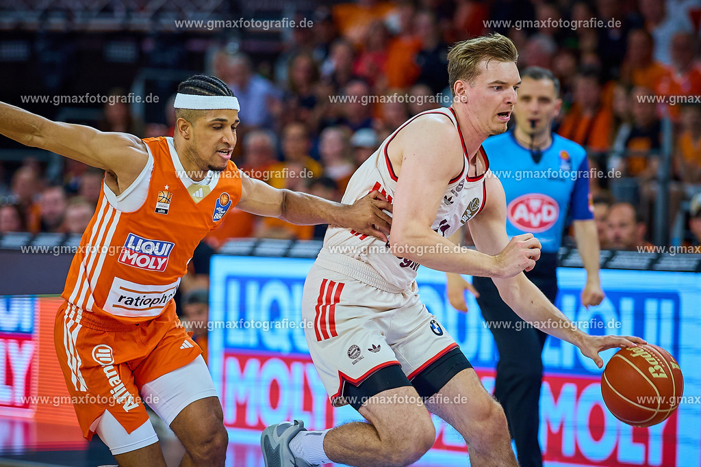 GER, ratiopharm ulm gegen FC Bayern, Basketball, 2. PlayOff, Finale, EasyCredit Bundesliga, Spielzeit 2024/2025, 18.06.2025 | Justus Hollatz (FC Bayern, #21) und Alfonso Plummer (ratiopharm ulm, #09)GER, ratiopharm ulm gegen FC Bayern, Basketball, 2. PlayOff, Finale, EasyCredit Bundesliga, Spielzeit 2024/2025, 18.06.2025Foto: Eibner-Pressefoto/Gerald Oelze-de Stoppany