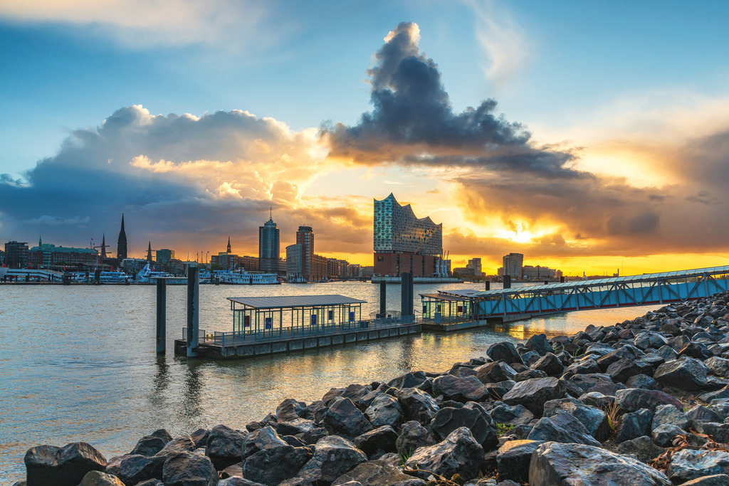 10260801 - Sonnenaufgang hinter der Elbphilharmonie | Wunderschöner Blick auf den Sonnenaufgang hinter der Hafencity. Ein Motiv aus dem Jahr 2018, das wir ganz neu bearbeitet haben.