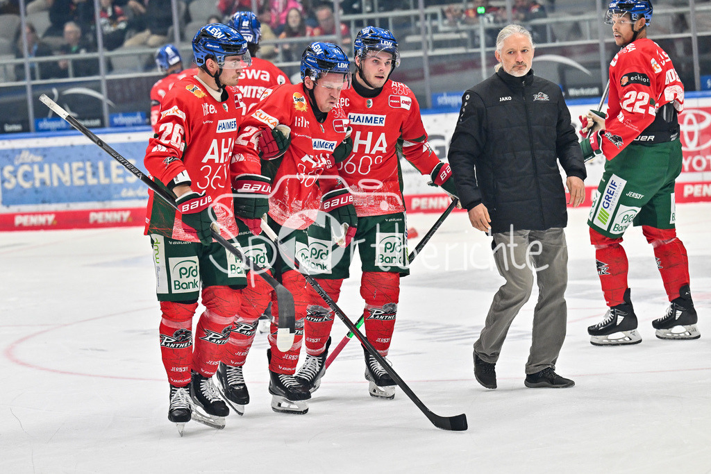 Augsburger Panther - Iserlohn Roosters | der vom Puck getroffene T. J. TREVELYAN (Augsburger Panther #24) wird von Alexander BLANK (Augsburger Panther 26) und D. J. BUSDEKER (Augsburger Panther #14) vom Eis gebracht / Penny DEL: Augsburger Panther - Iserlohn Roosters; Curt Frenzel Stadion am 21.09.2025