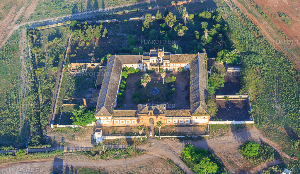 Vue aérienne: Hacienda Lugar Nuevo à Dos Hermanas dans le département Séville, Espagne. Photo: IMG_145696.jpg prise le 22/04/2025 par Werner Riehm/FLY-FOTO.eu – Résolution de l'original: 5019 x 2922 px